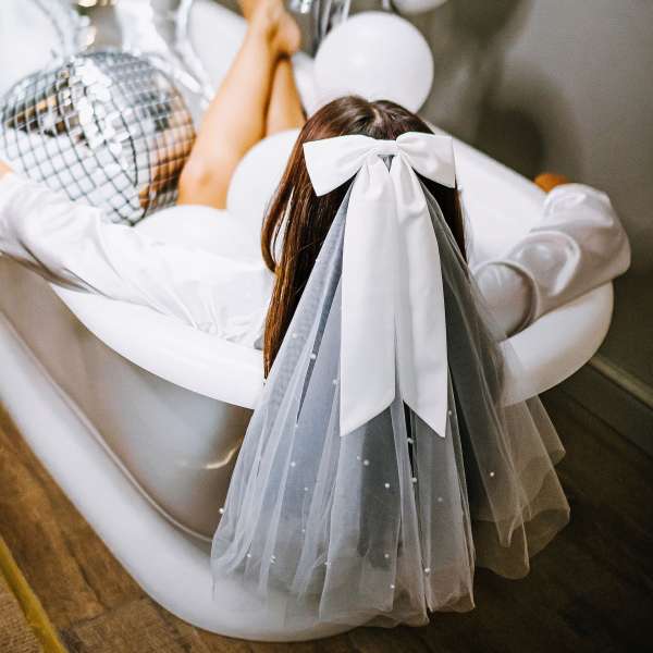 Luxury Ribbon Bow & Pearl Veil
